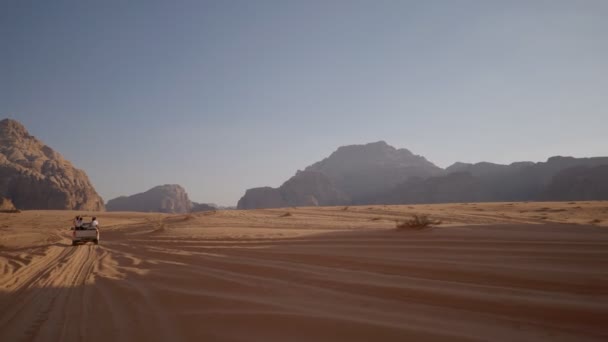 Toeristen Verkennen Wadi Rum Woestijn Voertuig Tijdens Vakantie — Stockvideo