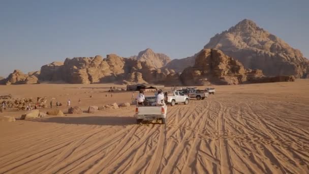 Toeristen Verkennen Wadi Rum Woestijn Voertuig Tijdens Vakantie — Stockvideo