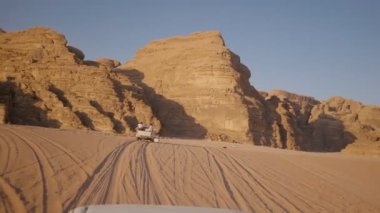 Tatil sırasında Wadi Rum Çölünü Keşfeden Turistler