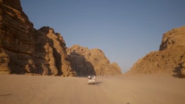 Tatil sırasında Wadi Rum Çölünü Keşfeden Turistler