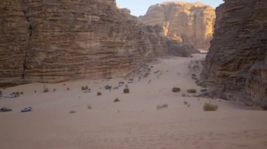 Tatil sırasında Wadi Rum Çölünü Keşfeden Turistler