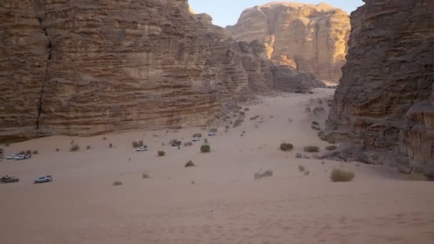 Turisté Objevování Wadi Rum Pouště Vozidle Během Dovolené — Stock video
