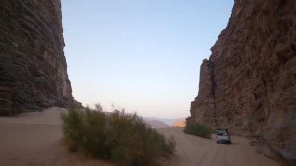 Tatil Sırasında Wadi Rum Çölünü Keşfeden Turistler — Stok video