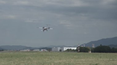 MİLAN, İTALYA - 08 Temmuz 2022: Malta Havaalanı 'ndan kalkan uçak.