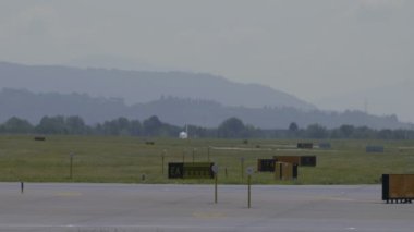 Havaalanı uçağı bulutlu bir günde iniyor.