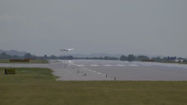 MİLAN, İTALYA - 08 Temmuz 2022: Malta Havaalanı 'ndan kalkan uçak.