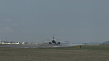  Havaalanı uçağı kalkıyor.