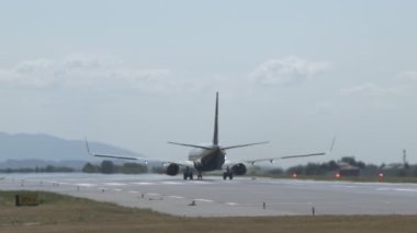  Havaalanı uçağı kalkıyor.