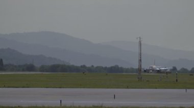 Havaalanı uçağı piste iniyor.