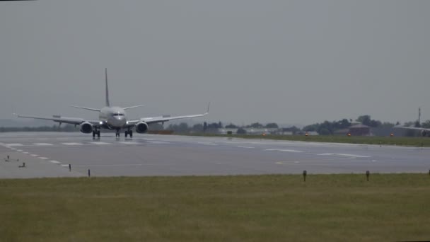 Avión Del Aeropuerto Pista Aterrizaje — Vídeos de Stock