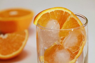 ? ocktail portakal ve buz ile