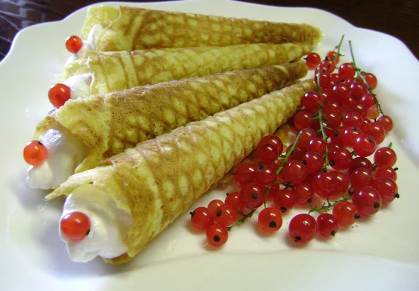 Gaufre aux groseilles, fromage, crème — Photo