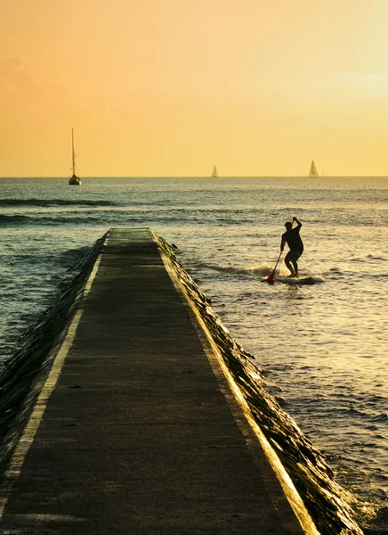 Waikiki molo i paddleboarding człowiek — Zdjęcie stockowe