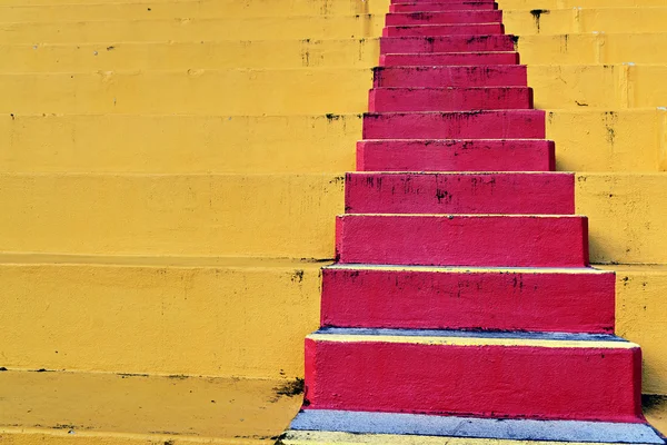 Coloridas arquibancadas de futebol do ensino médio — Fotografia de Stock