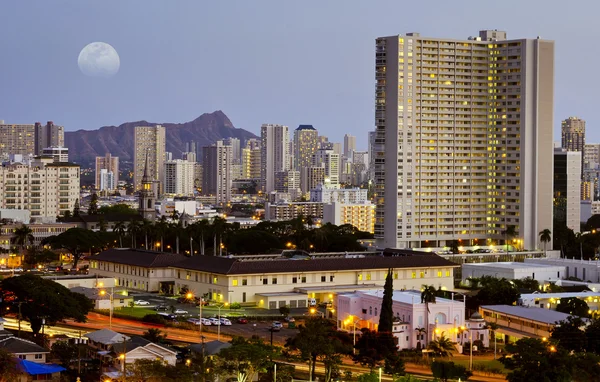 Moon over honolulu — Stock Photo, Image