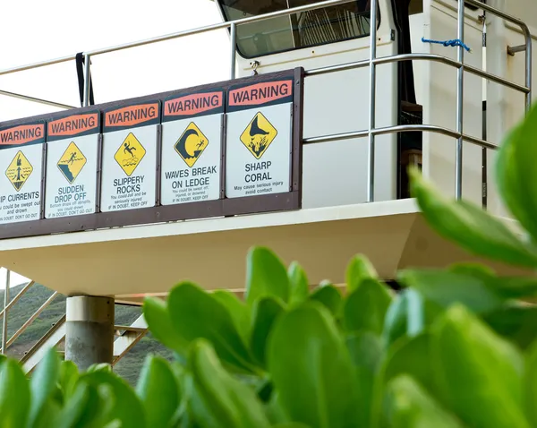 Señales de advertencia en la playa — Foto de Stock