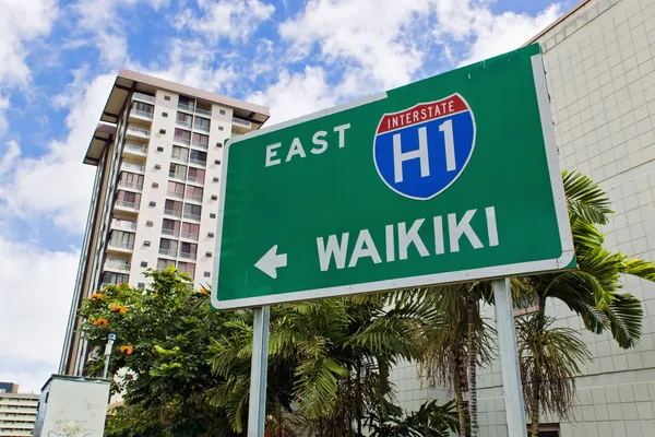 Highway tecken till waikiki — Stockfoto