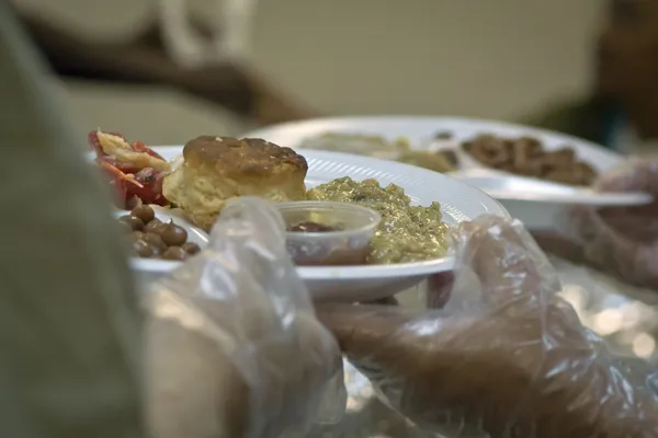 Assiette de nourriture à la soupe populaire — Photo