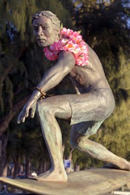 Duke Kahanamoku'nun sörf Waikiki heykeli