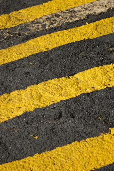 Желтые полосы для парковки — стоковое фото
