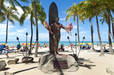 Duke kahanamoke heykeli waikiki beach