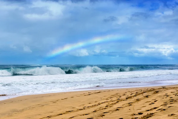 Rainbow over beach — Stock Photo, Image