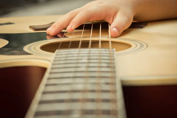 Makró lelőtték a fretboard-akusztikus gitár-val sekély mélység-ból mező — Stock Fotó