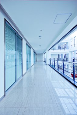 uzun bir koridor, Bina iç kısımları modern