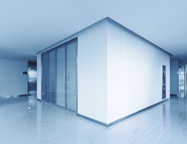 Geçen yaz büyük pencereler ile ofis koridorunda