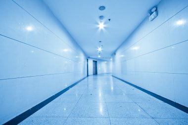 uzun bir koridor, Bina iç kısımları modern