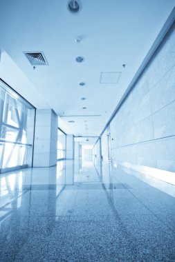 uzun bir koridor, Bina iç kısımları modern