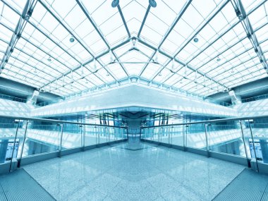 Geçen yaz büyük pencereler ile ofis koridorunda