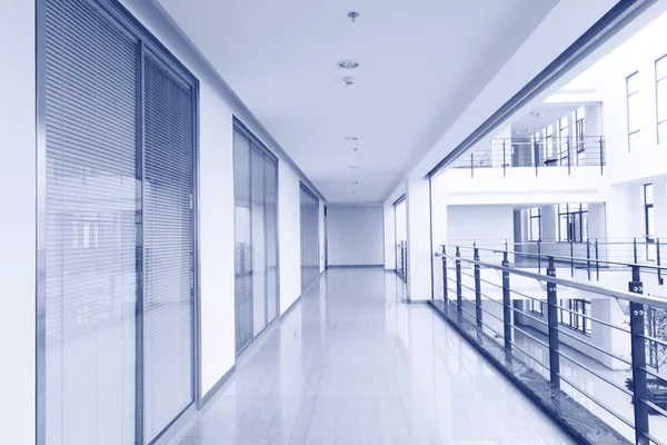 Flur in Bürogebäude mit großen Fenstern, die Tageslicht durchlassen — Stockfoto