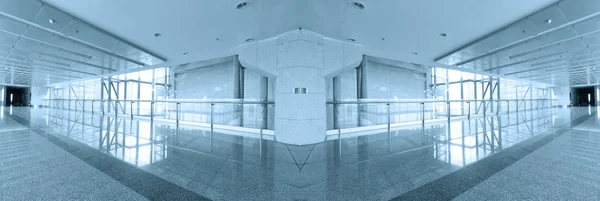 Geçen yaz büyük pencereler ile ofis koridorunda