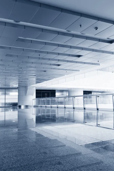 Corridor in office building with big windows passing daylight — Stock Photo, Image