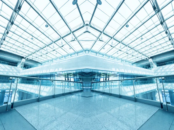 Corredor en edificio de oficinas con grandes ventanales pasando la luz del día — Foto de Stock