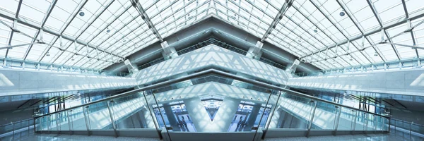 Koridor v administrativní budově s velkými okny, procházející světlo — Stock fotografie