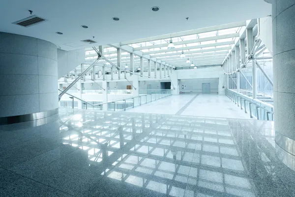 En lång korridor, modern byggnad interiörer — Stockfoto