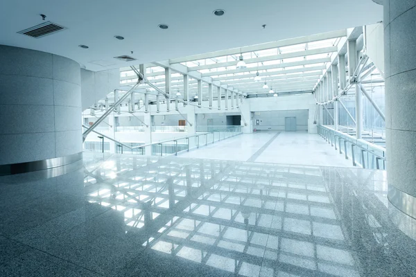 uzun bir koridor, Bina iç kısımları modern