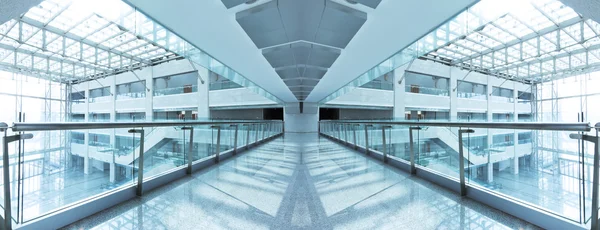 Een lange gang, moderne gebouw interieurs — Stockfoto