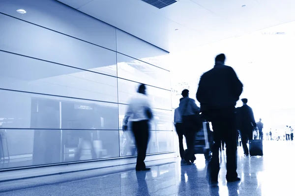 Passagiers in het interieur van de luchthaven — Stockfoto