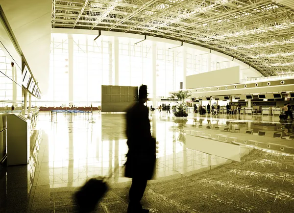 Passagerare i flygplatsen inre — Stockfoto