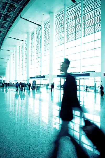Passageiros no interior do aeroporto — Fotografia de Stock