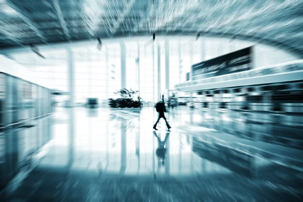 Passagiers in het interieur van de luchthaven — Stockfoto