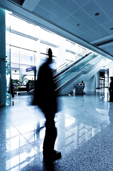 Passagiers in het interieur van de luchthaven — Stockfoto