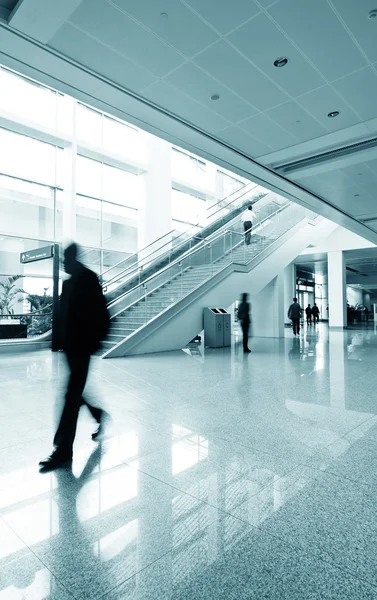 Pasajeros en el interior del aeropuerto Imagen de stock