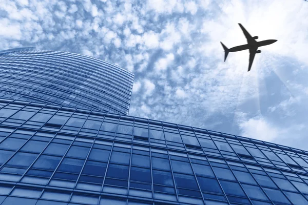 A repülőgép a város jelenet háttér — Stock Fotó