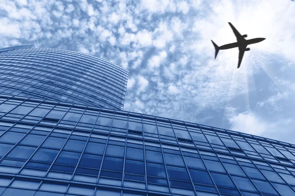 El avión con el fondo de la escena de la ciudad — Foto de Stock