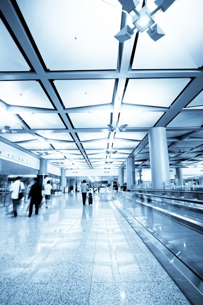 Passagerare i flygplatsen inre — Stockfoto
