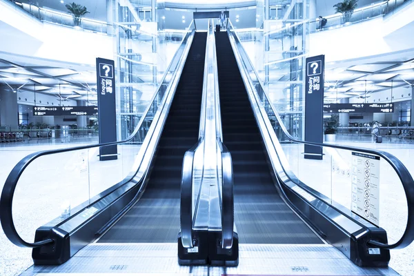 Rolltreppe im modernen Innenraum getönt — Stockfoto